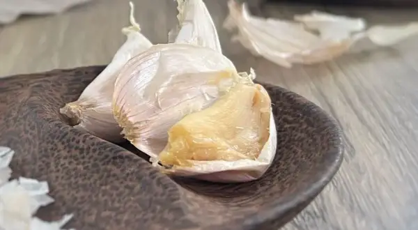 Ail en papillote, doux et fondant, prêt à être dégusté.
