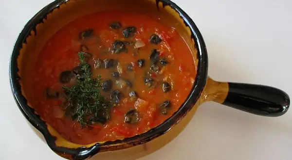 Un plat de soupe aux escargots, garni de thym frais. Une belle recette escargot pied noir à déguster.