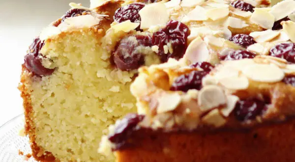 Gâteau maréchal aux cerises et amandes effilées, une gourmandise moelleuse et fruitée.