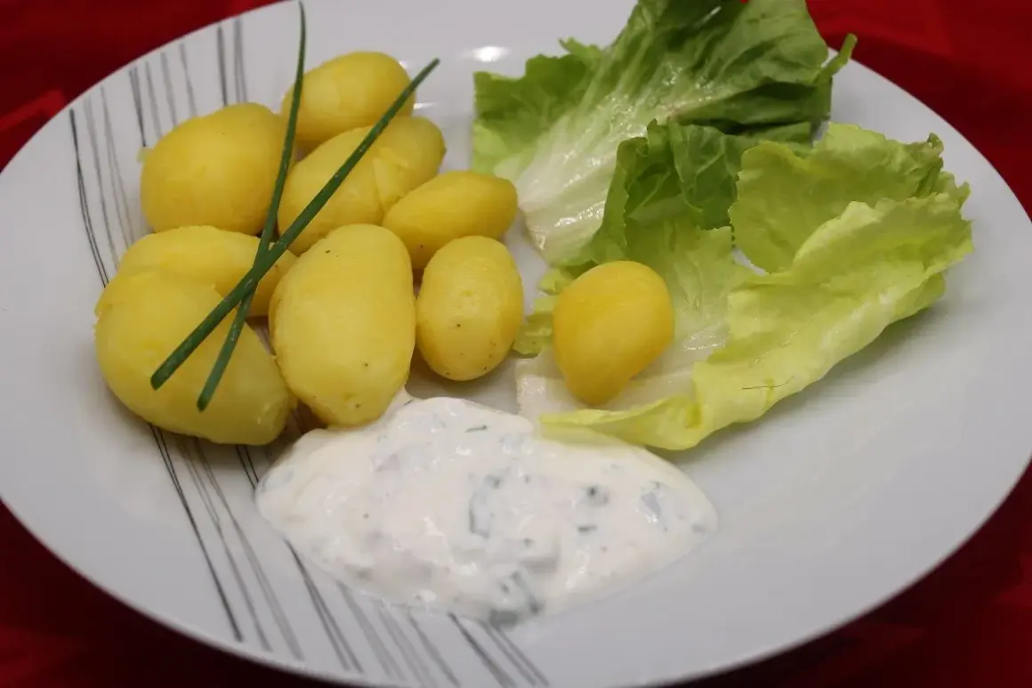 Pommes de terre nouvelles, salade croquante et sauce crémeuse, un plat simple et chique Vosges pour un repas léger.