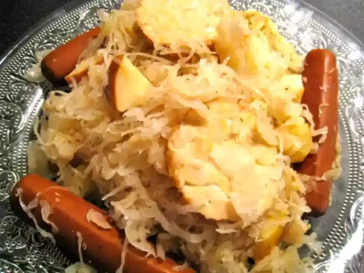 Plat de choucroute garnie avec saucisses et pommes. Une recette choucroute facile avec chou cuit, parfaite pour un repas réconfortant.