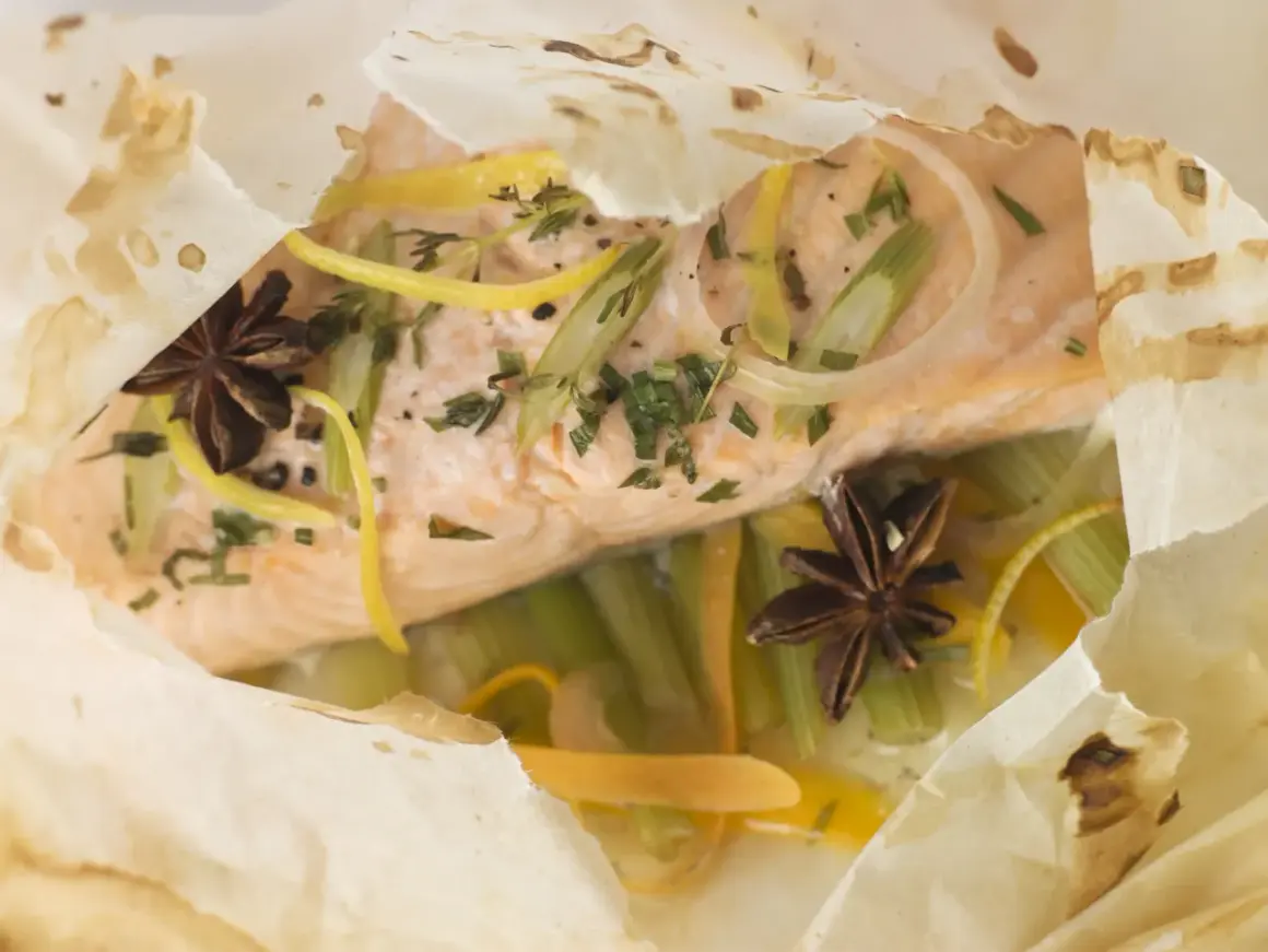 Un pavé de saumon cuit en papillote avec des légumes croquants, des zestes de citron et des étoiles de badiane. Un délice pour un barbecue sain.
