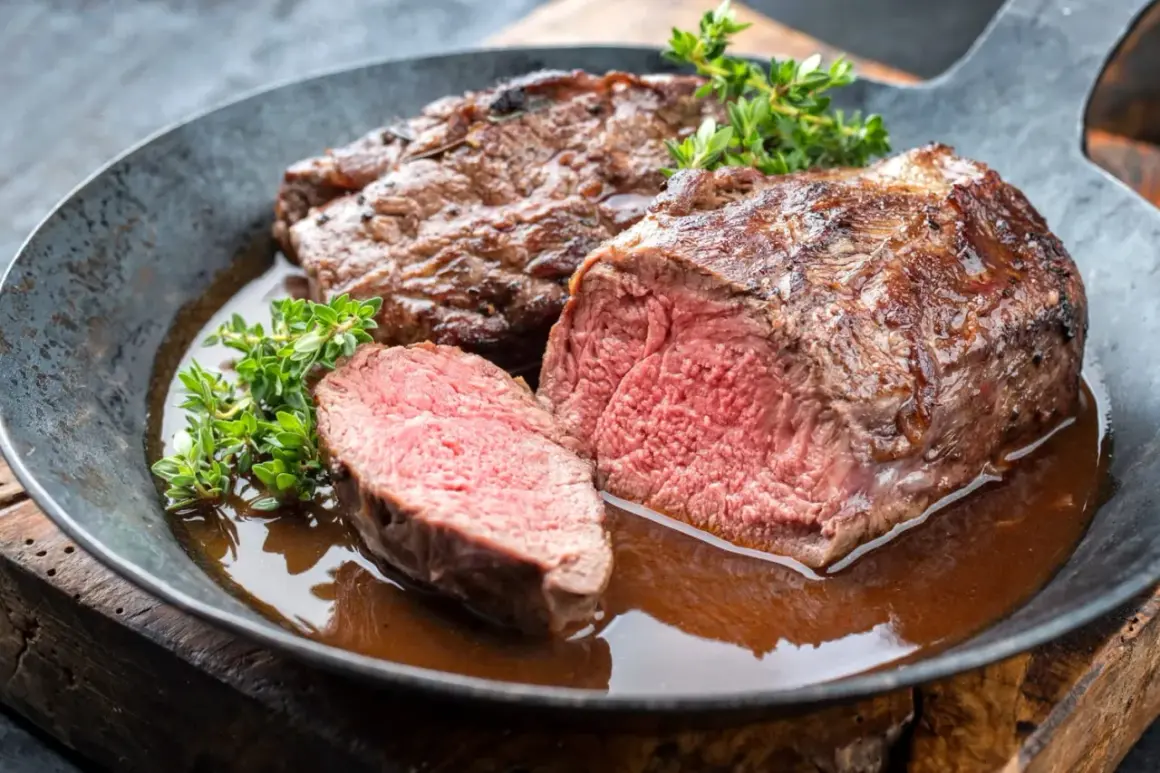 Filet mignon de chevreuil aux champignons, tendre et juteux, servi dans sa sauce avec du thym frais. Une recette savoureuse.