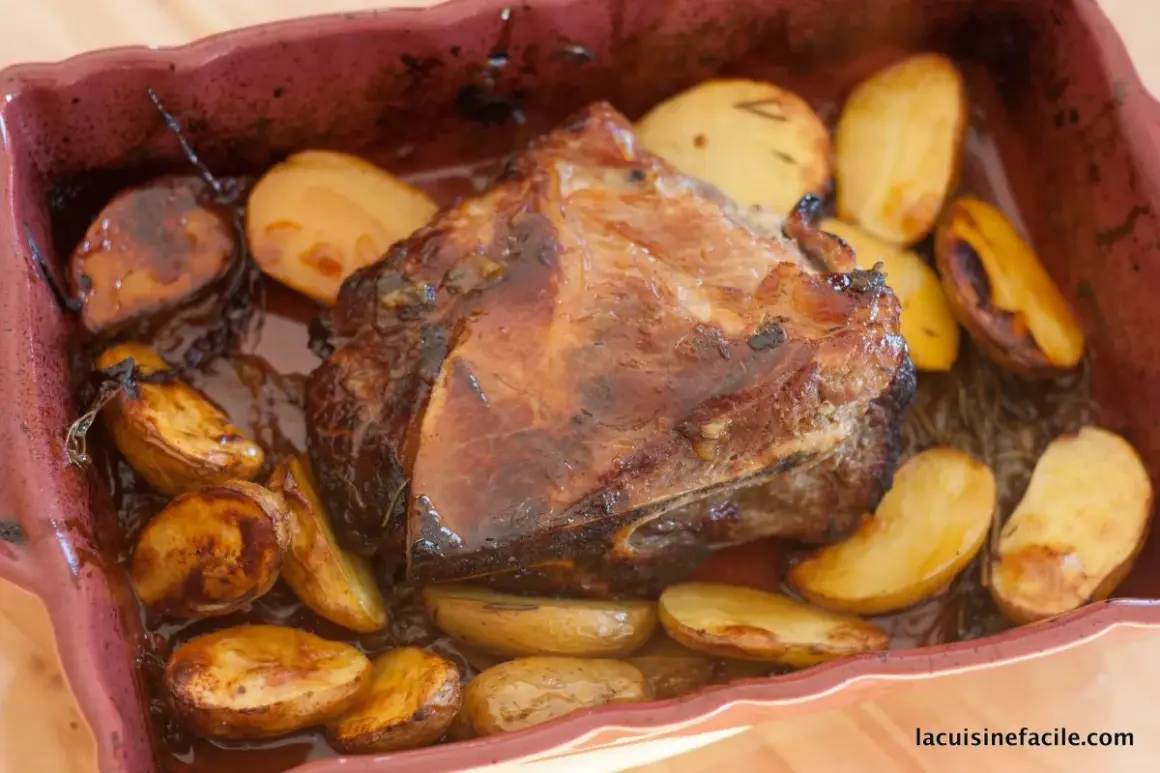Palette de porc au four, dorée et juteuse, accompagnée de pommes de terre rôties. Une recette simple et savoureuse.
