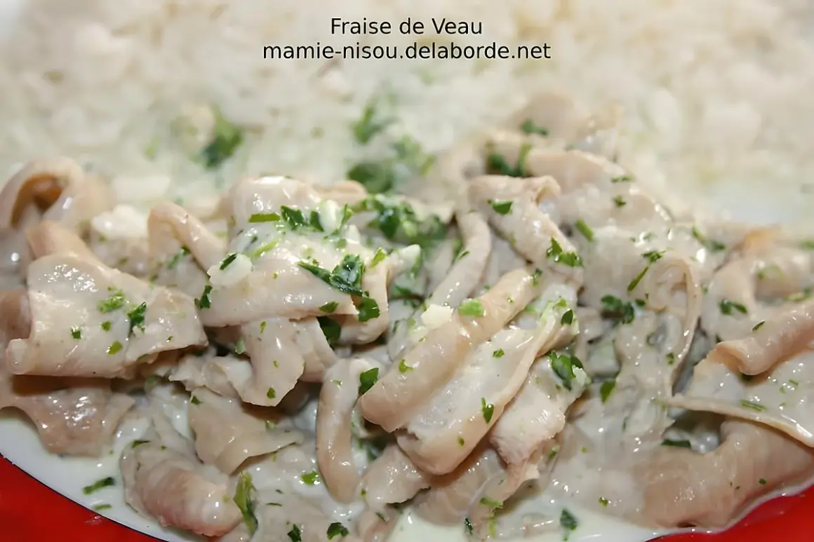Délicieuse recette de fraise de veau en blanquette, servie avec du riz blanc. Un plat réconfortant et savoureux.