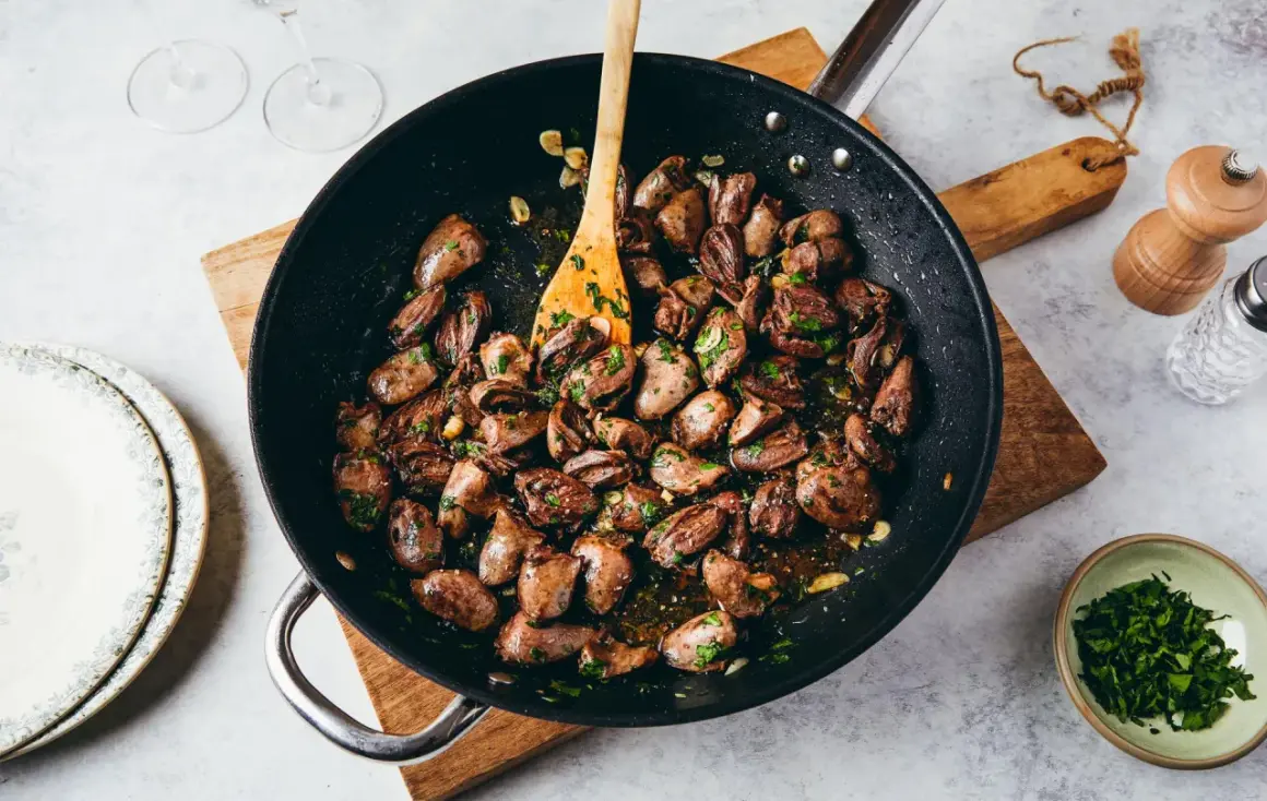 Poêlée de cœurs de canard aux herbes et à l'ail, prêts à être dégustés. Un plat savoureux et simple.