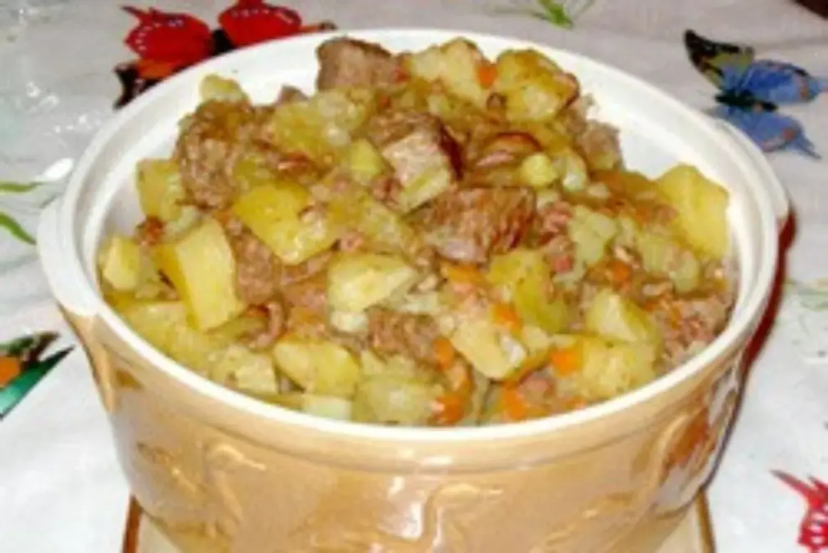 Un plat de pommes de terre et de viande mijotées, prêt à être dégusté. Une belle recette de la bombine, réconfortante et savoureuse.