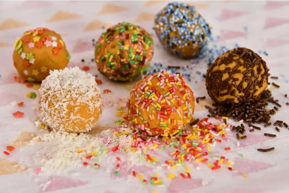 Boules de gofio recette : décorées de vermicelles colorés, de copeaux de noix de coco, de vermicelles bleus et de vermicelles chocolat.