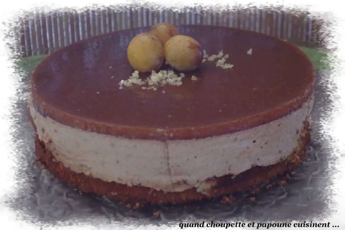 Un délicieux bavarois mirabelle, garni de fruits frais et d'une fine couche de glaçage au chocolat.