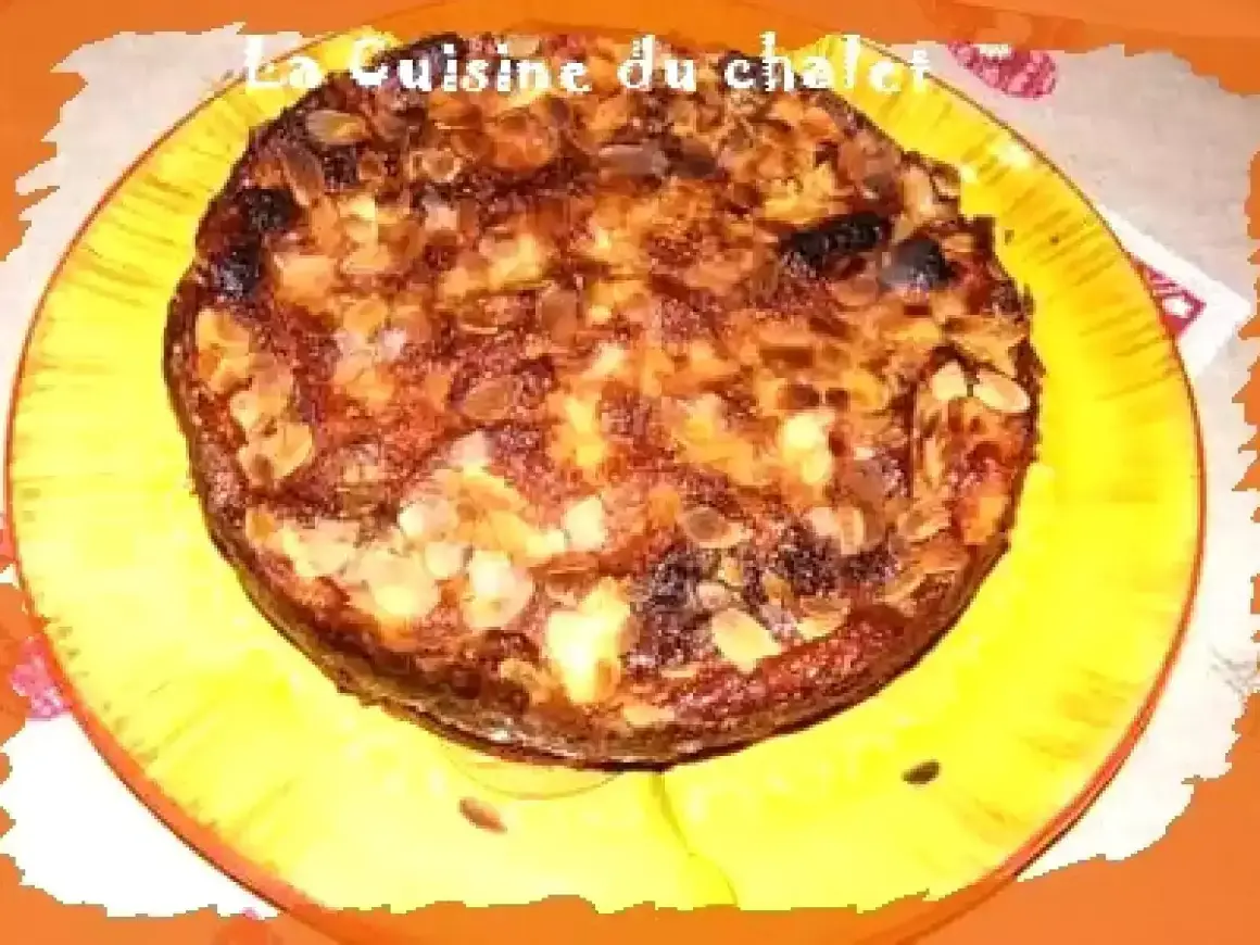 Le gâteau aux pommes croustillant de maman, doré et garni d'amandes effilées, est prêt à être dégusté.