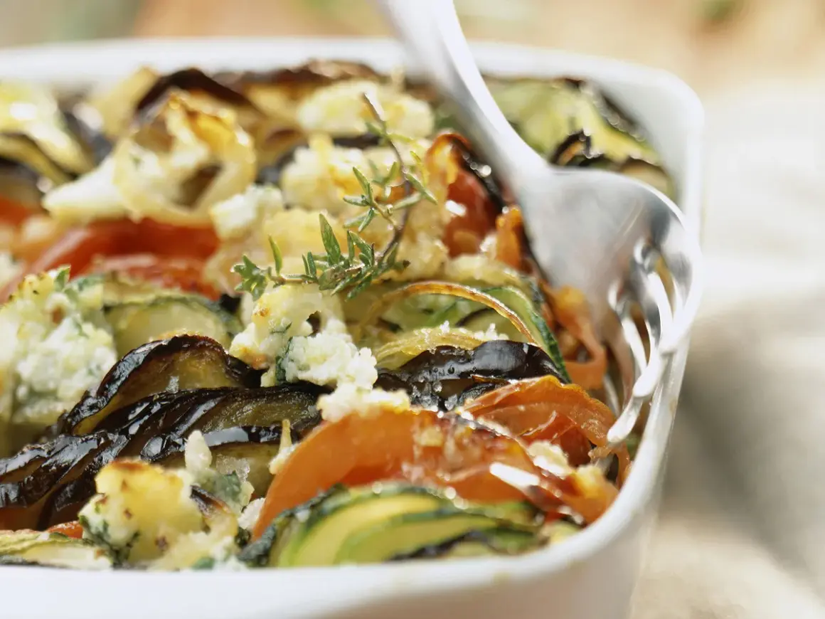 Gratin de légumes aux herbes, une recette ricotta savoureuse. Courgettes, aubergines et tomates cuites au four avec une touche de fromage frais.