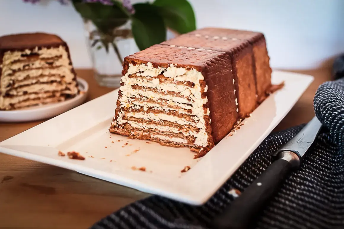 Gâteau petit beurre de mon enfance, un délice chocolaté et crémeux, prêt à être dégusté.