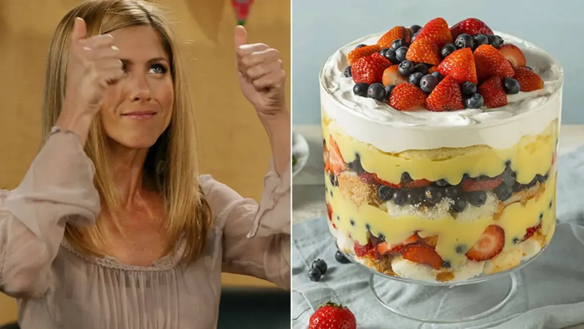 Rachel de Friends approuve ce magnifique gâteau aux fruits rouges et crème anglaise. Un délice !