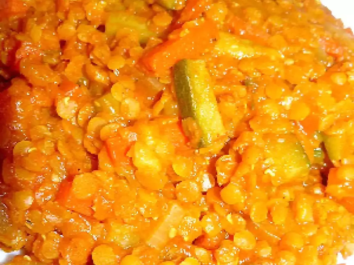 Un plat de lentilles corail et légumes, parfait pour un temps de cuisson des lentilles au micro-ondes rapide et savoureux.