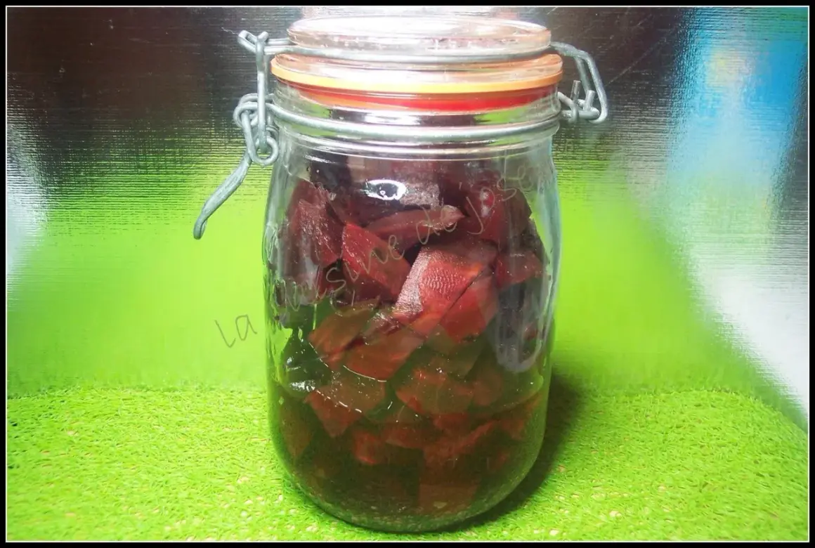 Bocal de betteraves rouges coupées, prêtes à être stérilisées. Le temps pour stériliser des betteraves rouges dépend de la méthode.