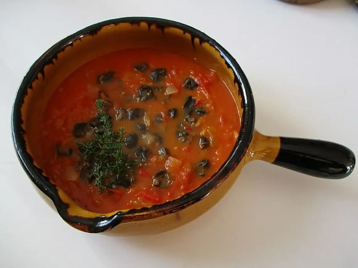 Un plat de soupe aux escargots, garni de thym frais. Une belle recette escargot pied noir à déguster.