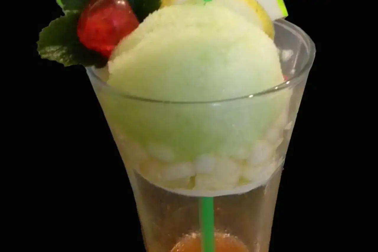 Trou normand avec glace vanille, les bonnes proportions