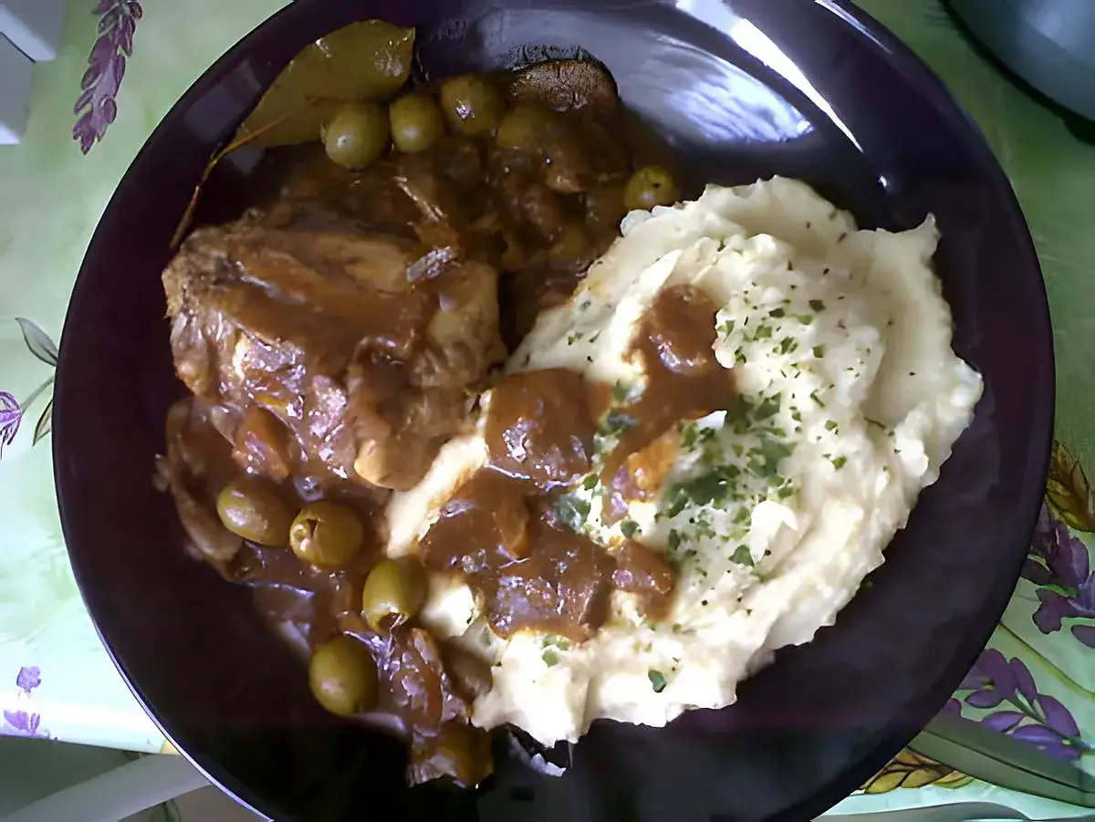 Un râble de lapin à la provençale, mijoté avec des olives et des herbes, servi avec une purée de pommes de terre onctueuse.