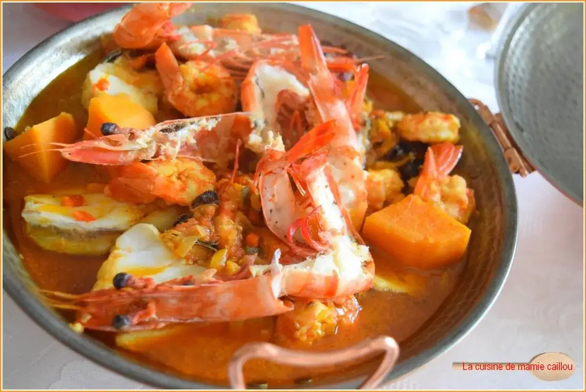 Délicieuse recette cataplana porc et fruits de mer : crevettes, poisson, patates douces et moules mijotent dans un bouillon savoureux.