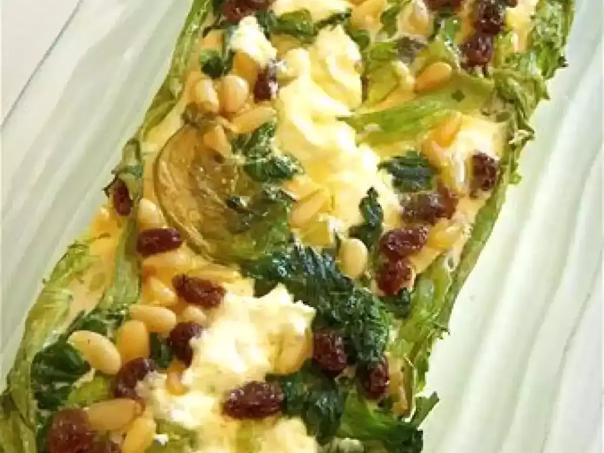 Un plat savoureux de légumes verts, de fromage crémeux, de pignons de pin et de raisins secs. Un délice de punti salé.