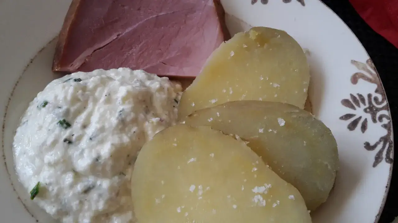 Tranche de jambon, pommes de terre salées et sauce crémeuse aux herbes. Une recette chique et simple pour un repas savoureux.