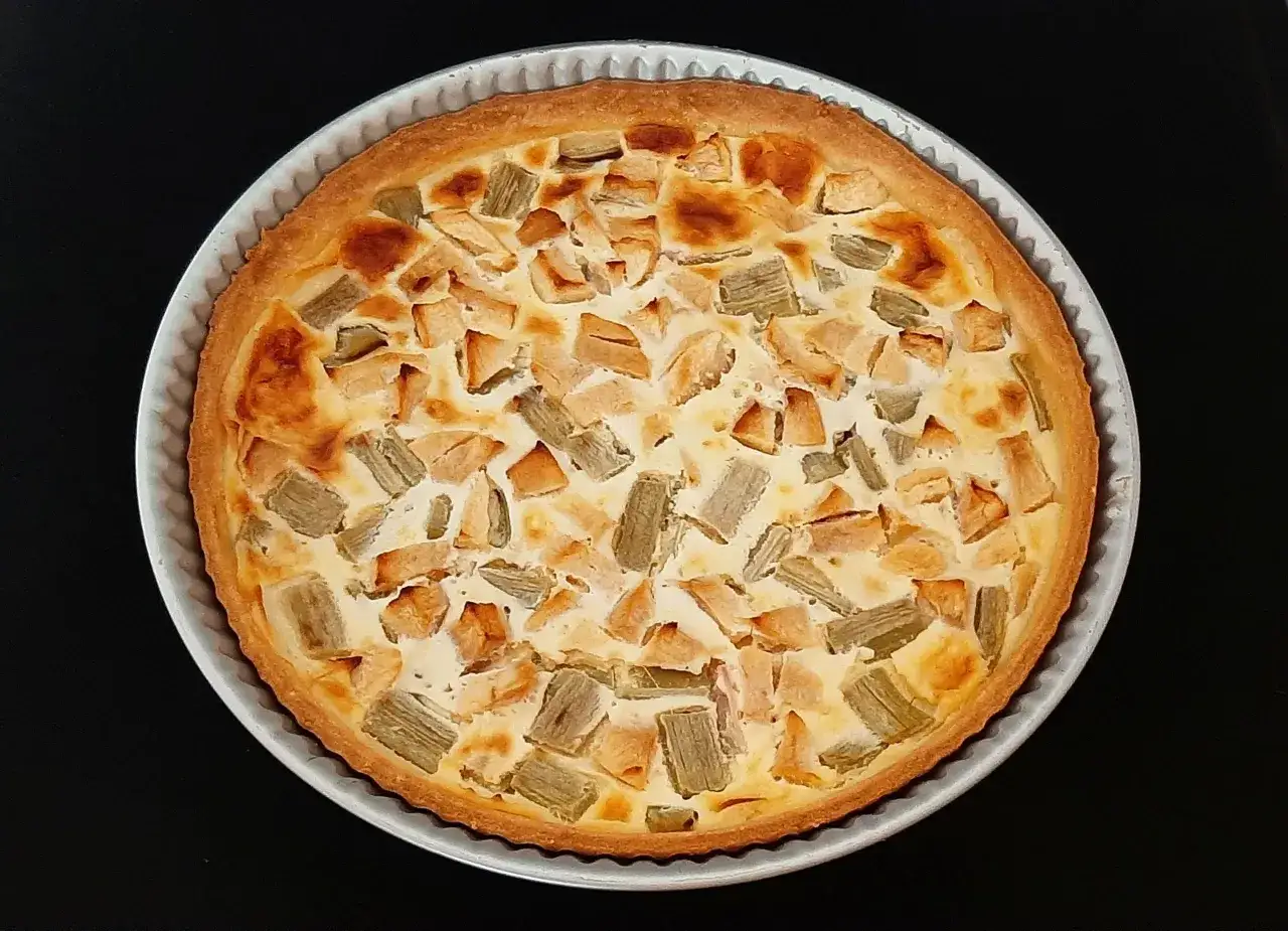 Tarte rhubarbe/pommes cr&eacute;meuse, dor&eacute;e et app&eacute;tissante, garnie de morceaux de fruits fondants dans une cr&egrave;me onctueuse.