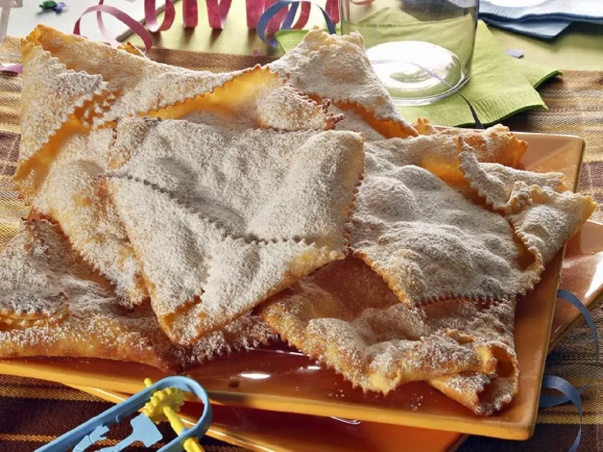 D&eacute;licieuses oreilles d'ours, fines et croustillantes, saupoudr&eacute;es de sucre glace. Une recette parfaite pour le carnaval !
