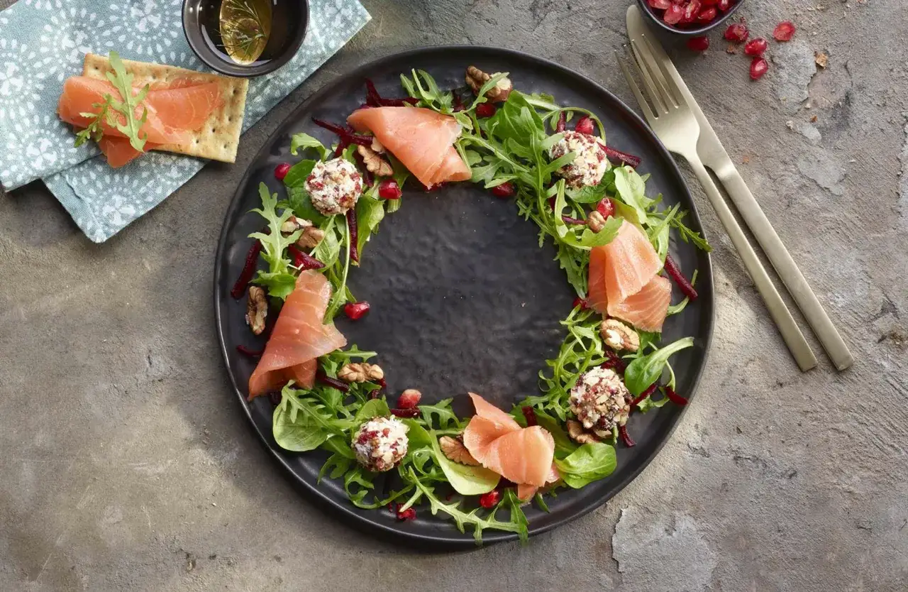 Couronne aux deux saumons, salade verte, betterave, noix, grenade et boules de fromage.