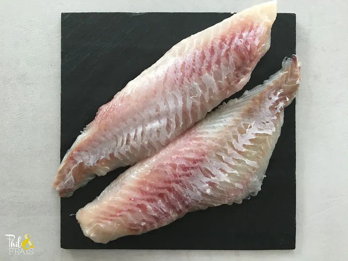 Deux filets de chimère, prêts à être cuisinés pour un goût fort et savoureux.