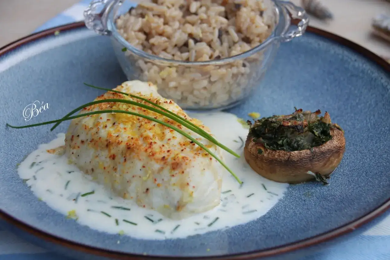 Flétan poêlé, sauce crémeuse, riz aux champignons et champignon farci. Une flétan recette gastronomique qui éveille les papilles.