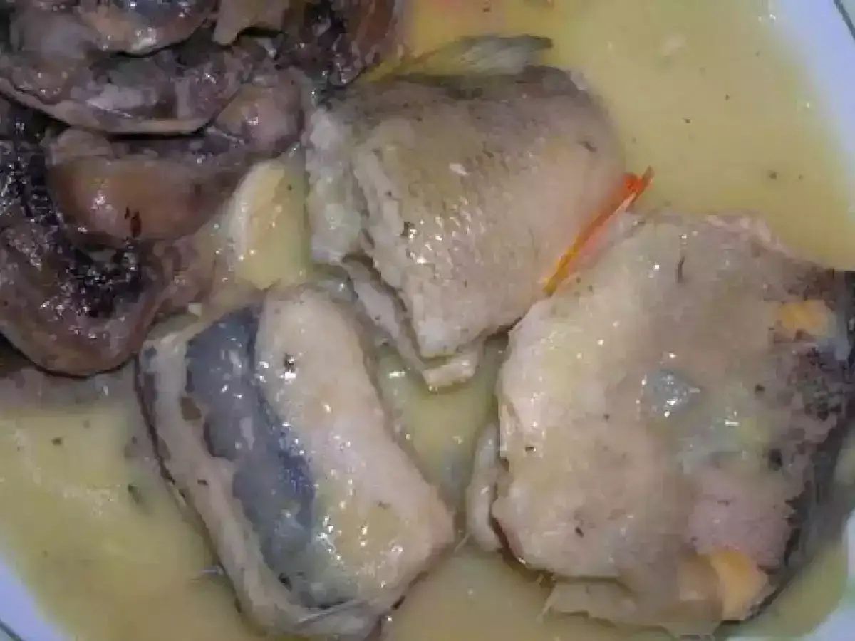 Morceaux de poisson pochés dans une sauce crémeuse, accompagnés de champignons. Une délicieuse pochouse recette.