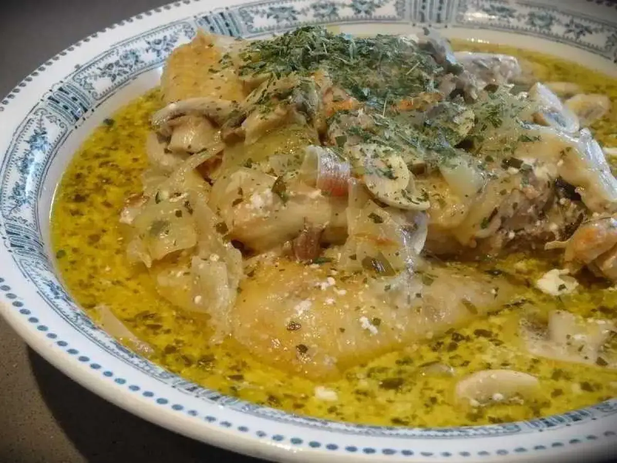 Un plat réconfortant de fricassée de poulet pour tous les jours, avec des morceaux de poulet tendres, des champignons et une sauce crémeuse, garni d'herbes fraîches.