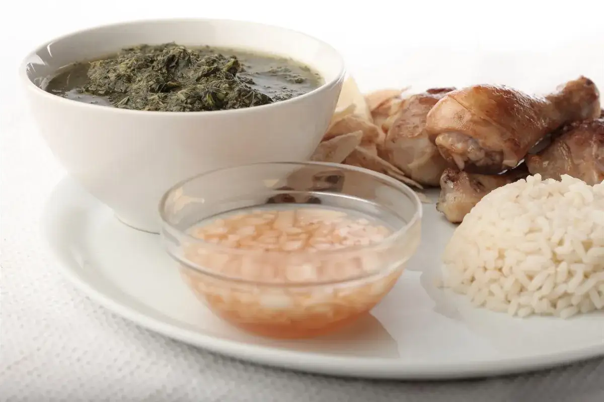 Un plat de mloukhia libanais avec du riz, du poulet rôti et une sauce à l'ail.