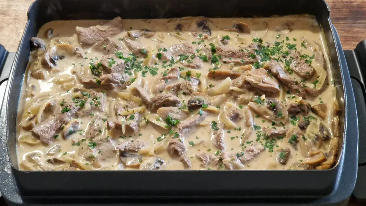 Délicieuse recette de filet mignon de chevreuil aux champignons, mijoté dans une sauce crémeuse et garni de persil frais. Un plat savoureux prêt à être dégusté.