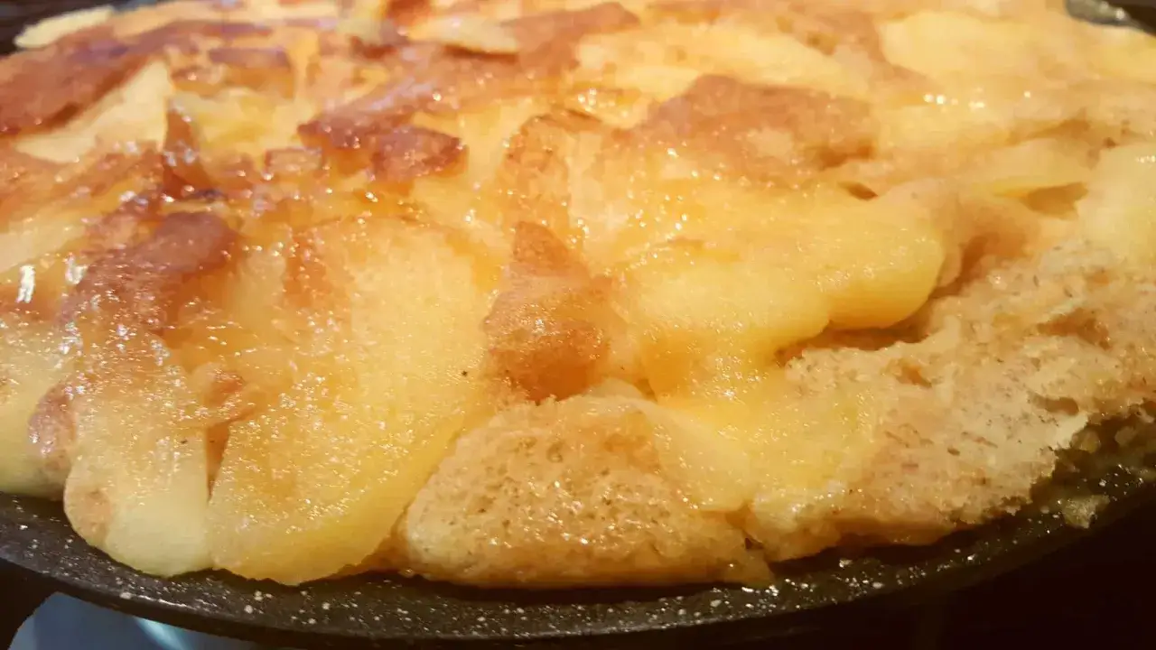Tarte Tatin aux pommes caramélisées, une gourmandise dont l'origine remonte à la famille Grimolle.
