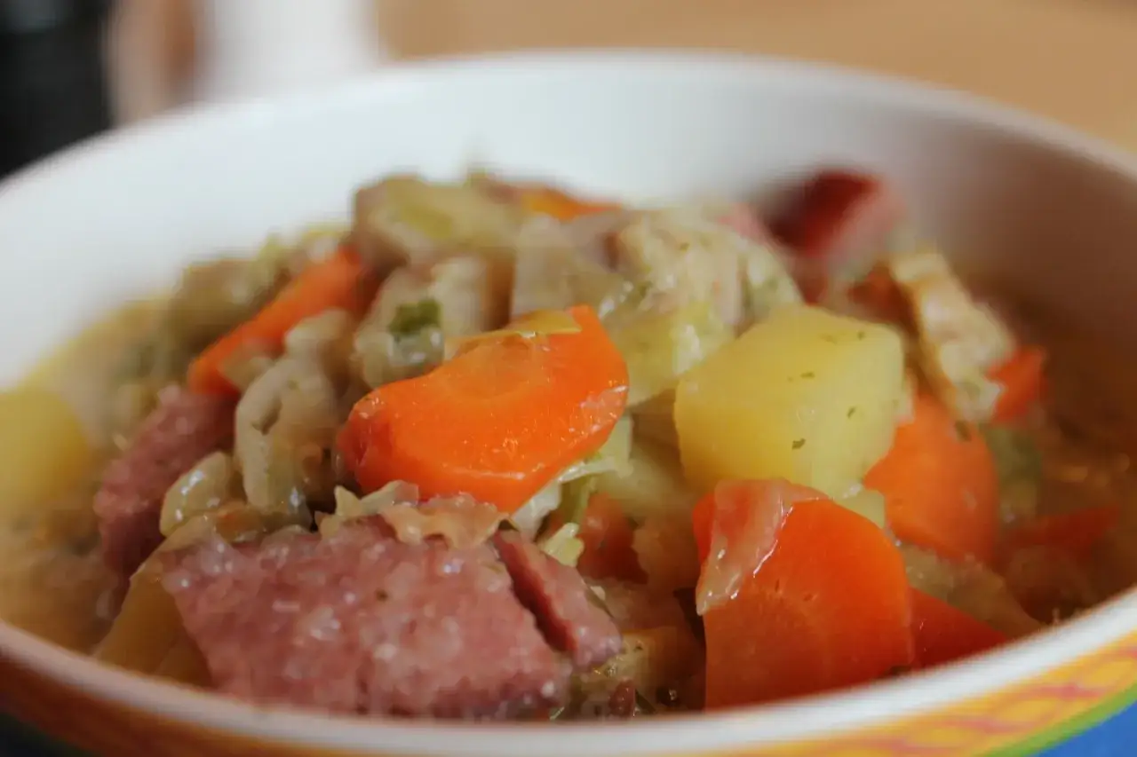 Un plat réconfortant de la recette de la bombine, avec des carottes, des pommes de terre et de la viande dans un bouillon crémeux.
