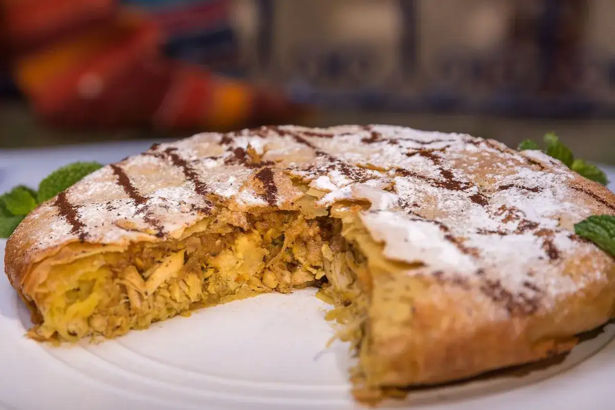Délicieuse pastilla espagnole, feuilletée et garnie de poulet effiloché, saupoudrée de sucre glace et de cannelle.