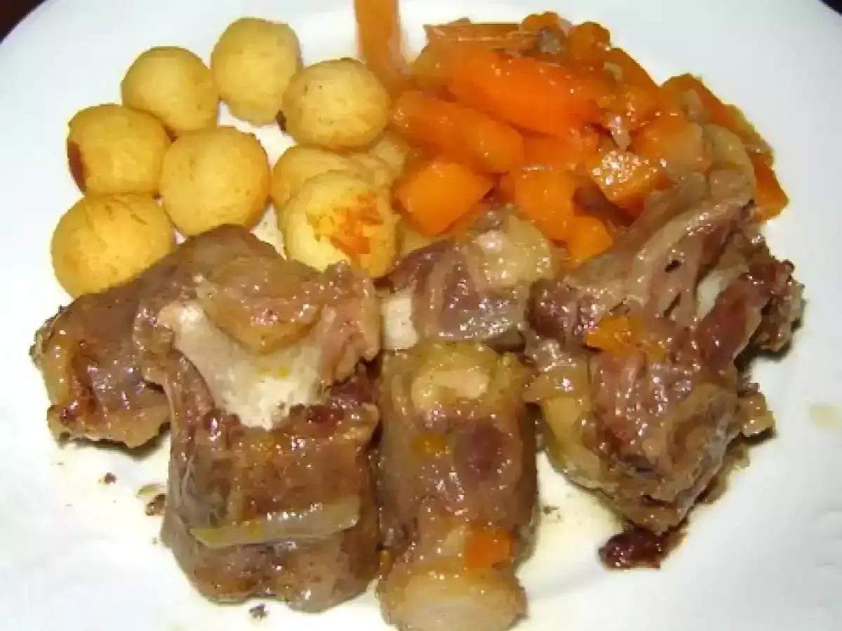 Queue de boeuf cocotte minute SEB, tendre et savoureuse, accompagnée de carottes et de petites pommes de terre dorées. Un plat réconfortant.