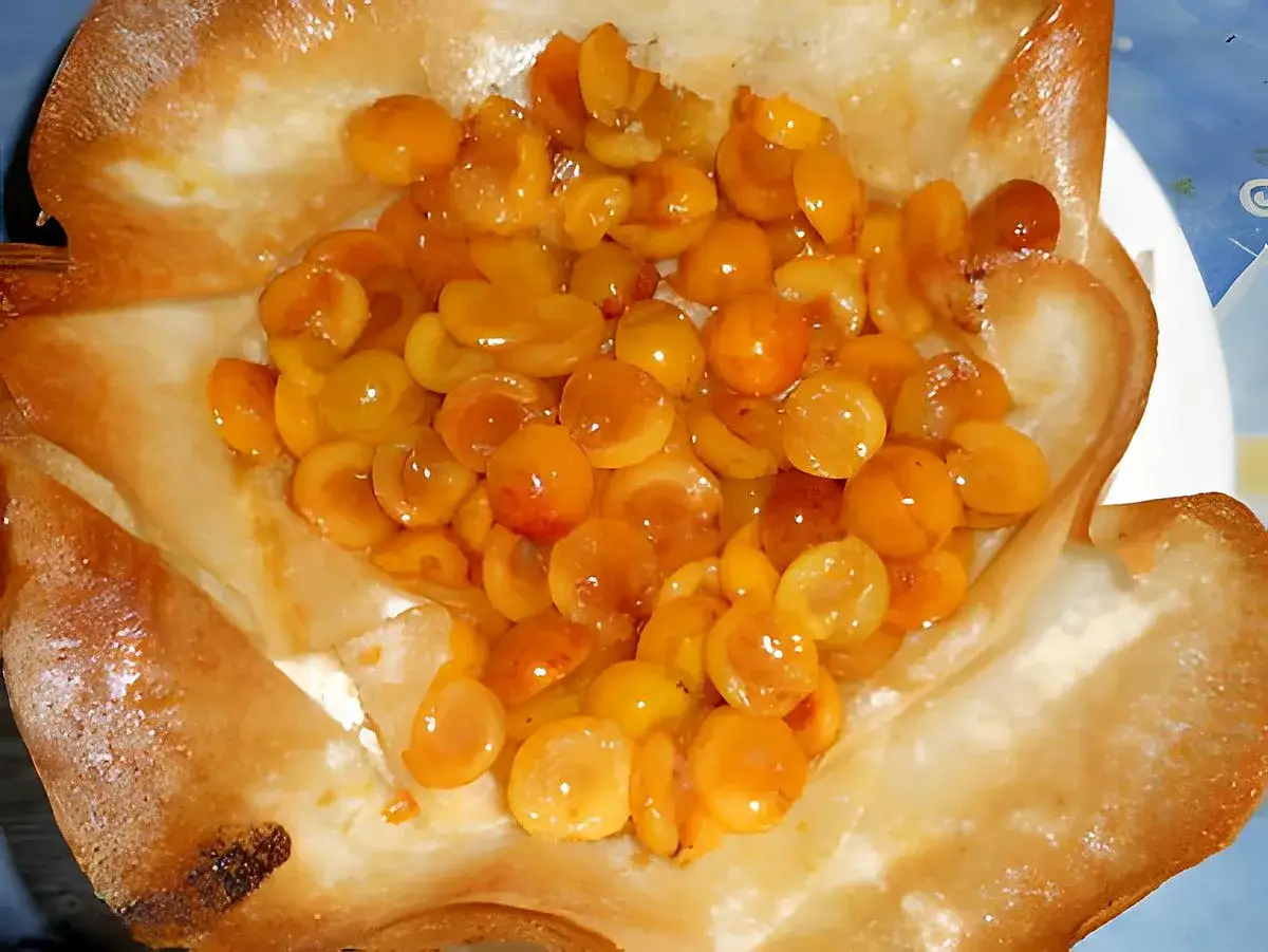 Tartelette croustillante garnie de morceaux de mirabelles juteuses, un délice estival.