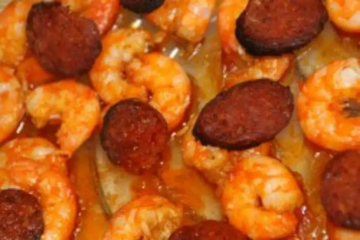 Crevettes au chorizo et crème, un plat savoureux aux couleurs vives.