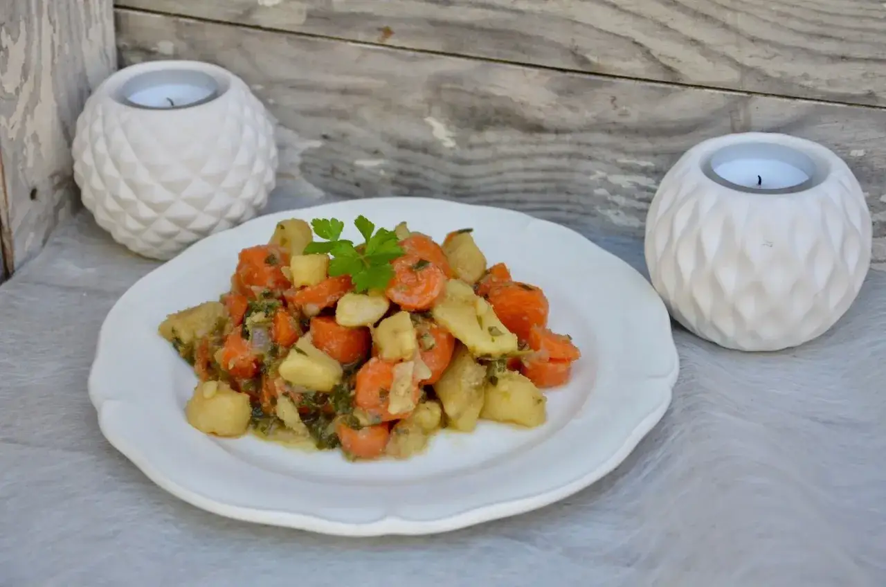 Délicieuse recette pomme de terre carotte en sauce, garnie de persil frais. Un plat réconfortant.