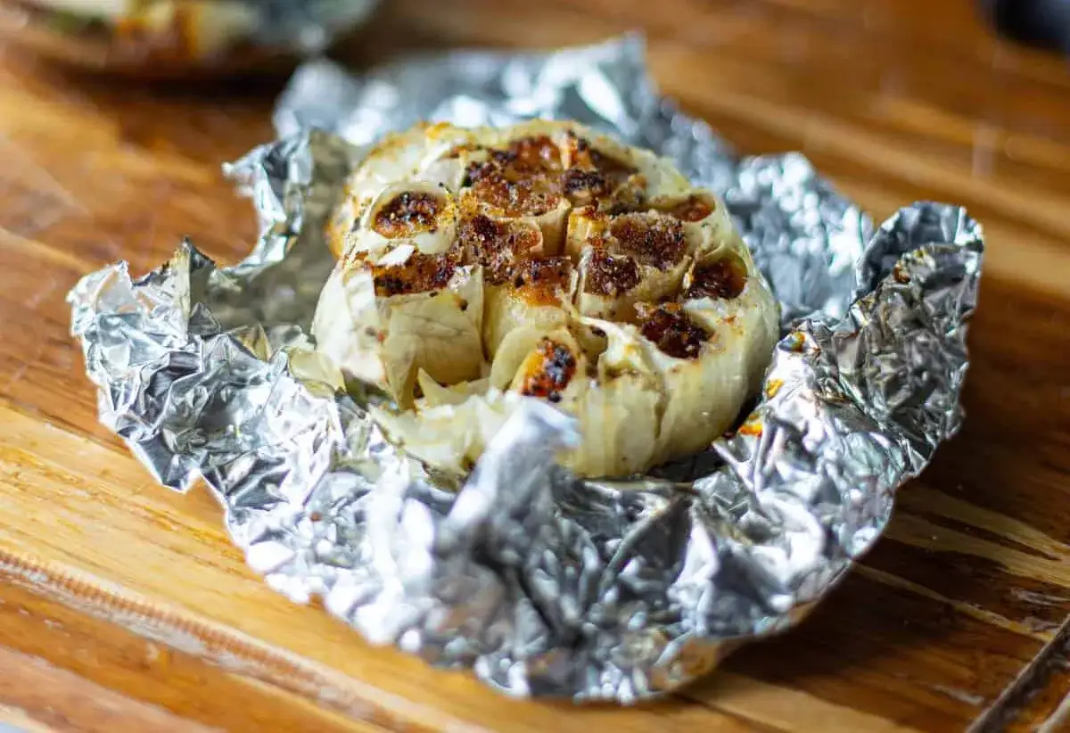 Ail en papillote, doré et tendre, prêt à être dégusté.