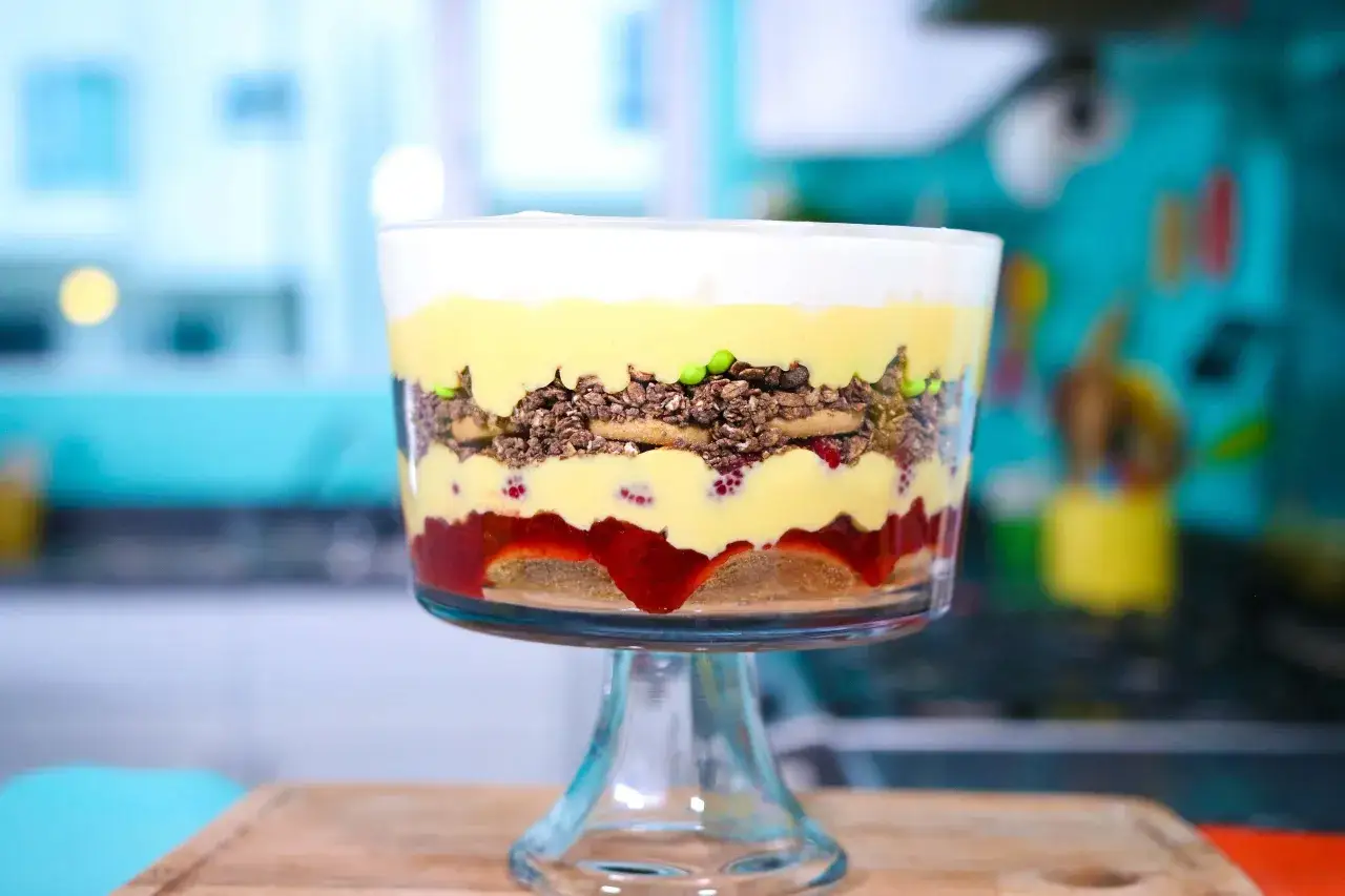 Un délicieux gâteau Rachel, parfait pour partager avec des amis, avec des couches de fruits rouges, de crème et de biscuits.