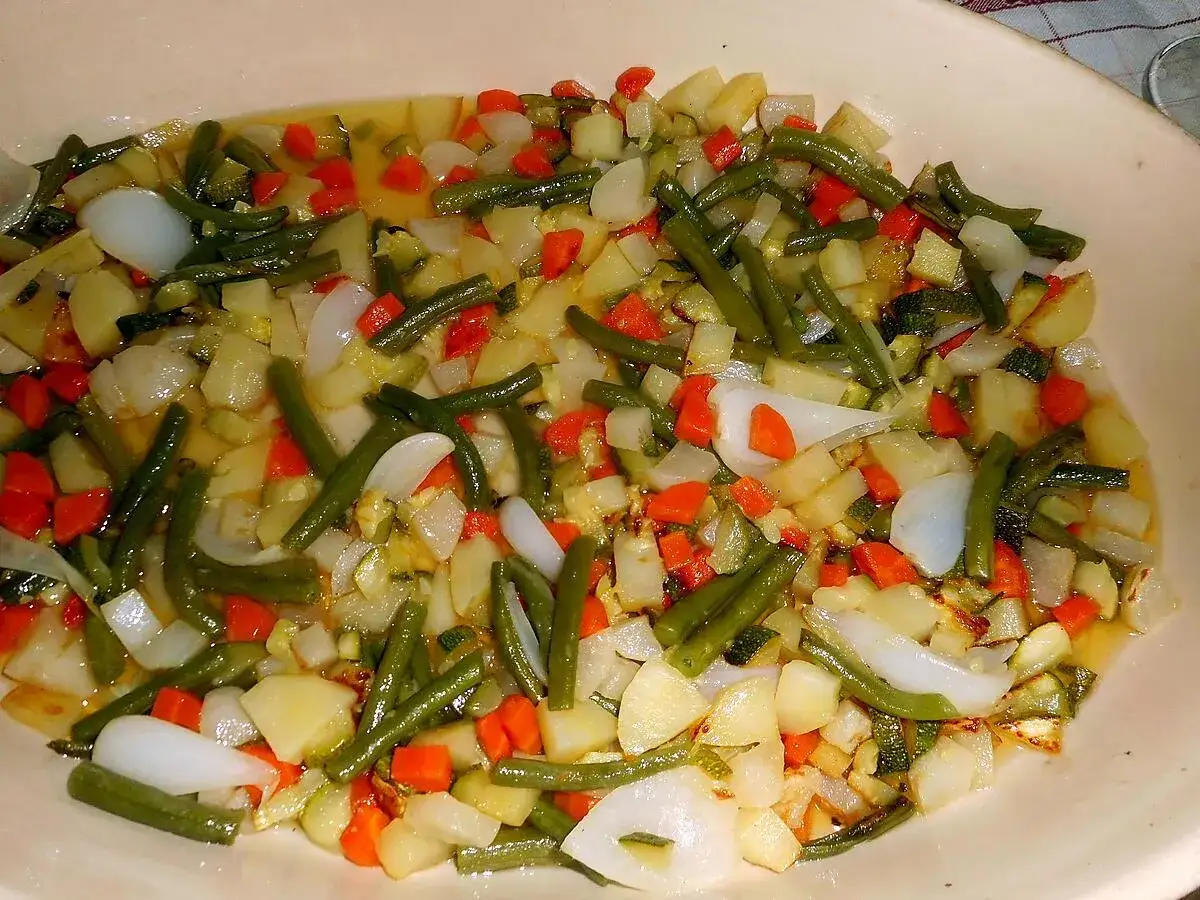 Assortiment de légumes croquants : haricots verts, pommes de terre, carottes, oignons, courgettes. Parfait pour accompagner une aile de raie.