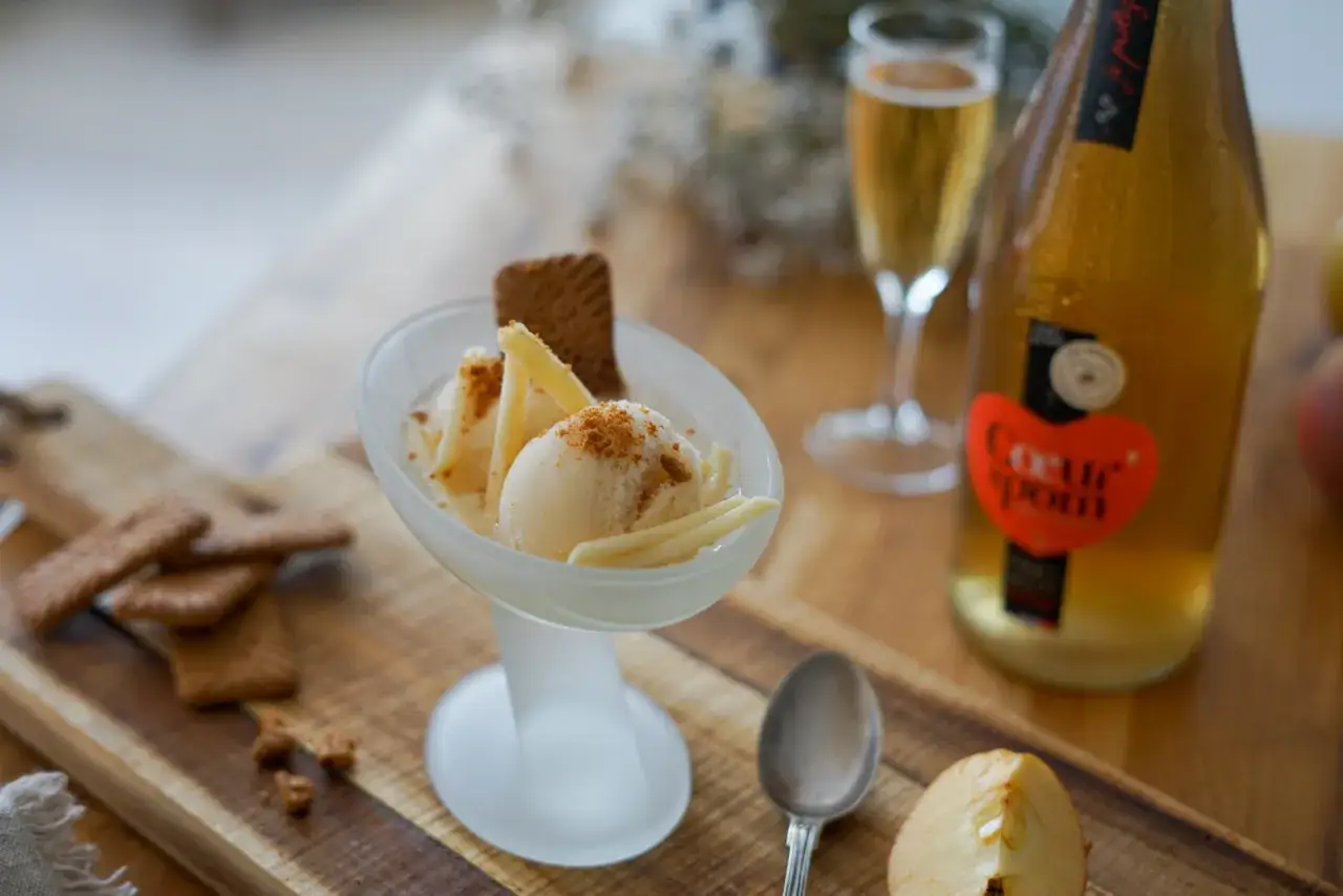 Un d&eacute;licieux trou normand avec glace vanille, garni de sp&eacute;culoos et de copeaux de pomme. Une coupe rafra&icirc;chissante &agrave; d&eacute;guster avec un cidre.