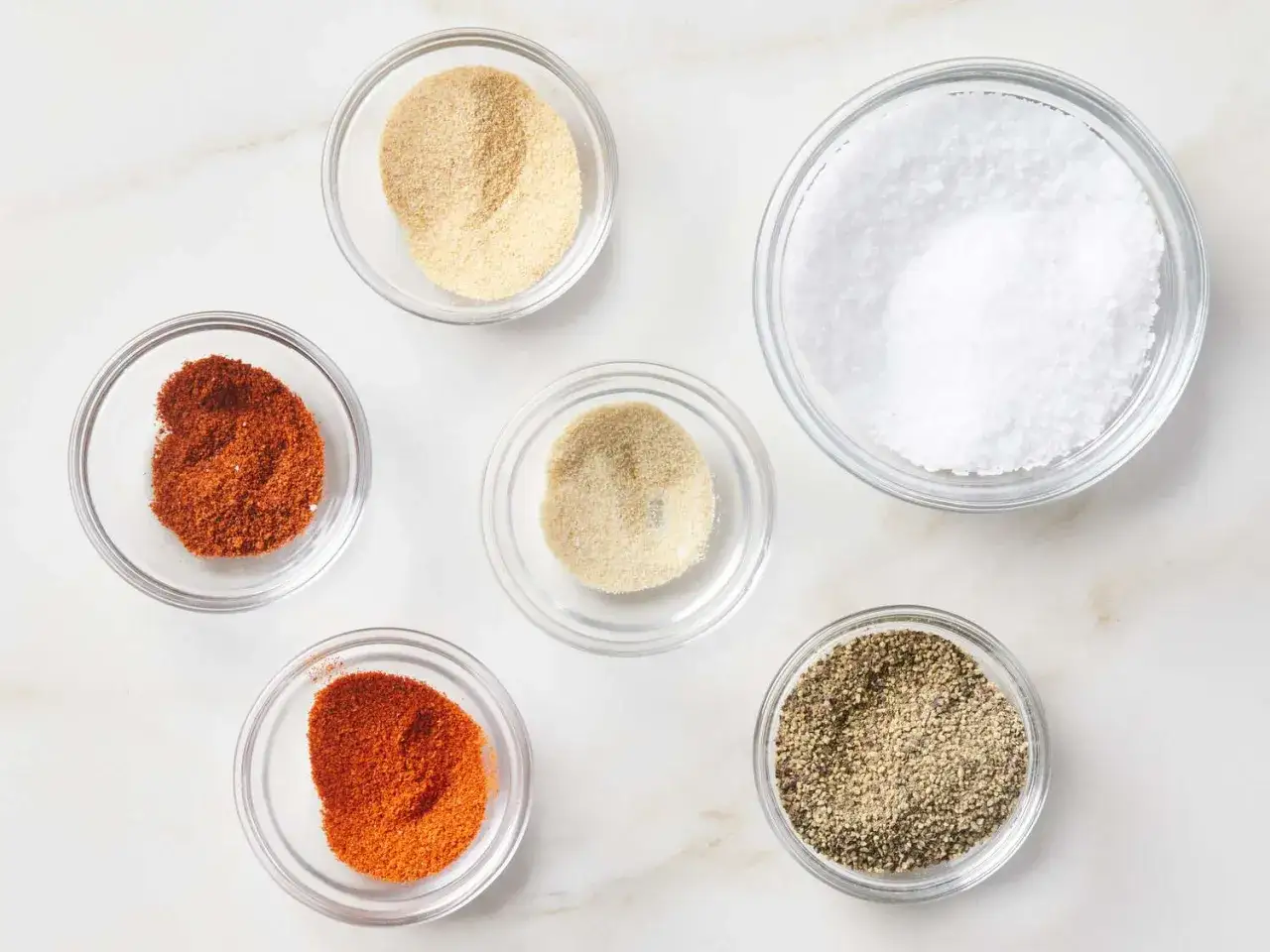 Assaisonnement pour viande : sel, poivre, paprika, ail en poudre. Pour savoir combien de sel et poivre par kg de viande, ces épices sont essentielles.