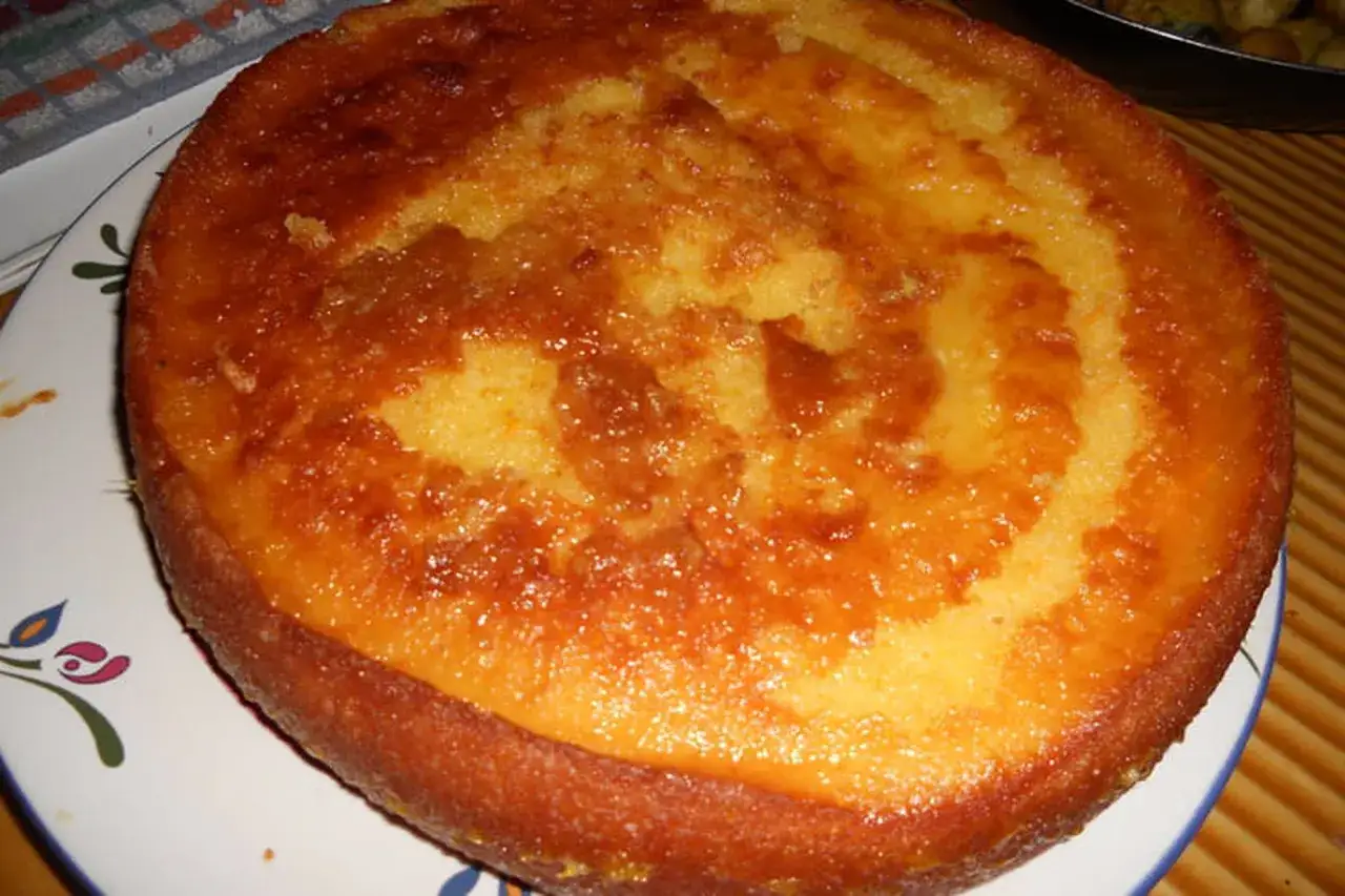 Gâteau à l'orange, doré et moelleux, avec un glaçage brillant. Un délice pour les papilles.