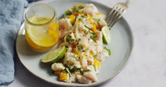 Ceviche de lieu noir réussi, de la marinade au service