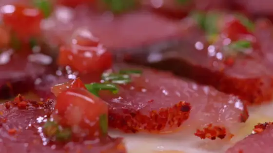 Carpaccio de bonite réussi, de la découpe au service
