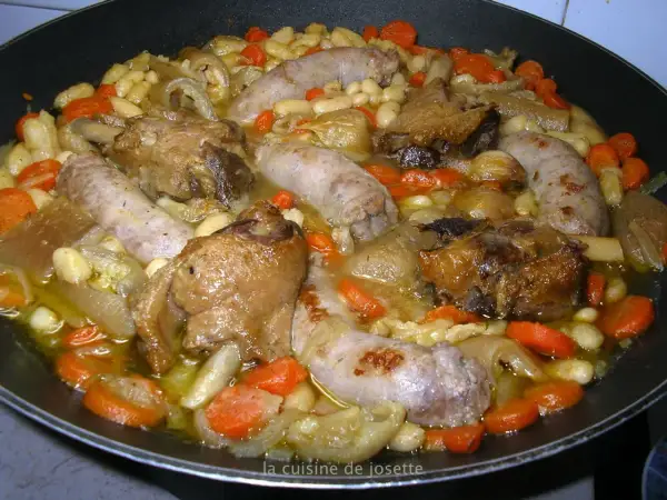 Plat mijoté avec mogettes, morceaux de porc, saucisses et carottes. Un délice de la cuisine de Josette.